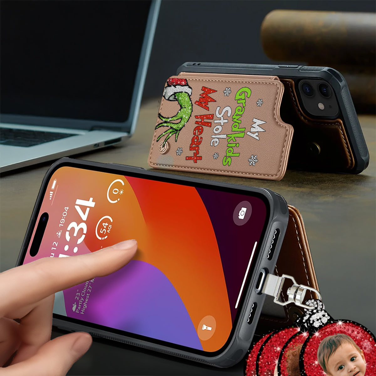 Mes petits-enfants... ont volé mon cœur - Portefeuille de téléphone personnalisé « Fuite de Noël » avec breloques