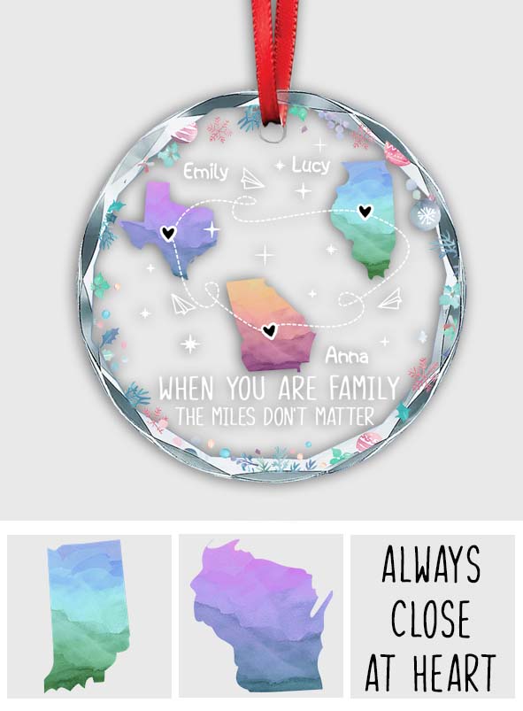 L'amour entre les membres d'une famille ne connaît pas de distance.
 - Ornement en verre rond personnalisé pour la famille