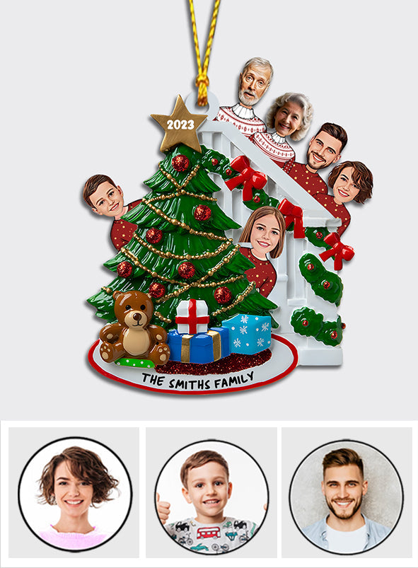 Famille de dessin animé dans un escalier - Ornement familial personnalisé